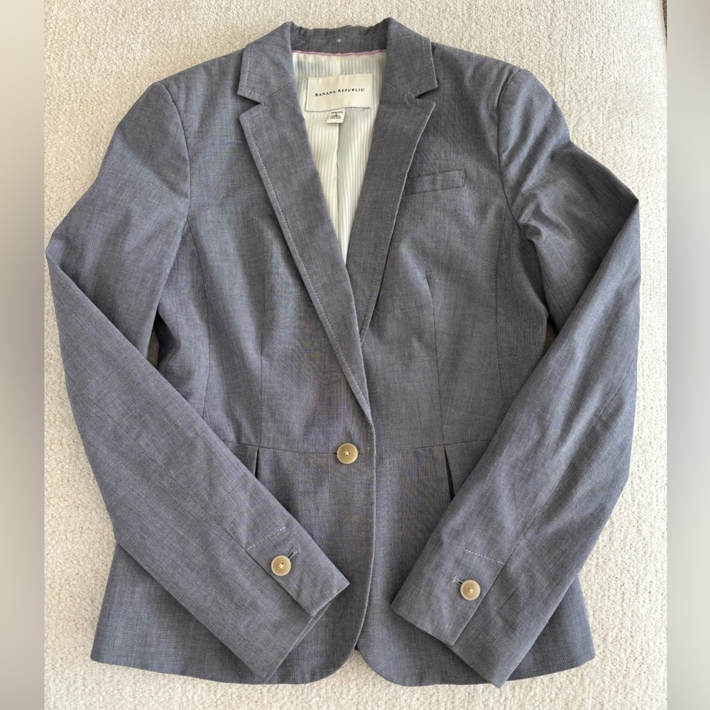 Banana Republic blazer light blue denim color w cream buttons size 2
